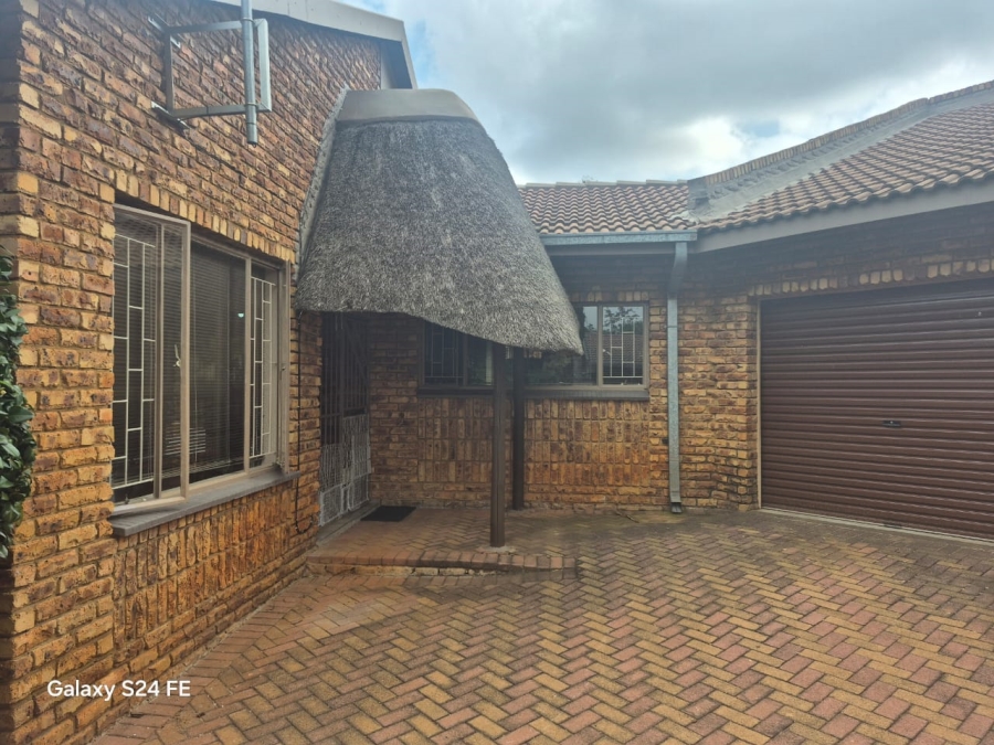 4 Bedroom Property for Sale in Geelhoutpark North West